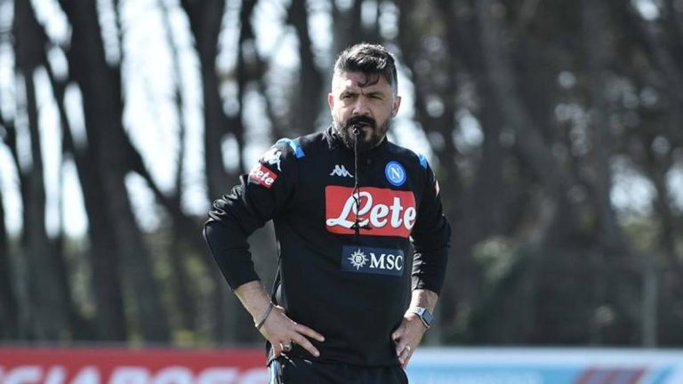 Napoli, al lavoro per la ripresa: turni da 4 e doccia a casa