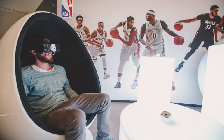 Arene chiuse in NBA, la lega pensa a spettatori virtuali dal divano