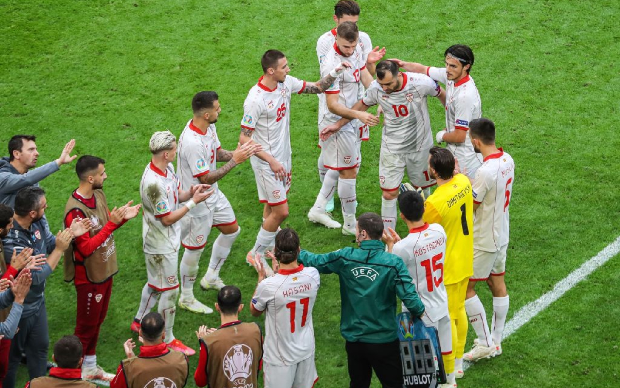 Pandev saluta la Nazionale: standing ovation e guardia d’onore dei compagni Pandev saluta la Nazionale: standing ovation e guardia d’onore dei compagni