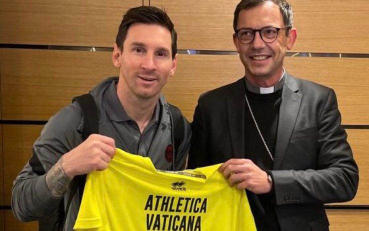 Messi, il dono di Papa Francesco a Leo: maglia autografata dell’Athletica Vaticana Messi, il dono di Papa Francesco a Leo: maglia autografata dell’Athletica Vaticana