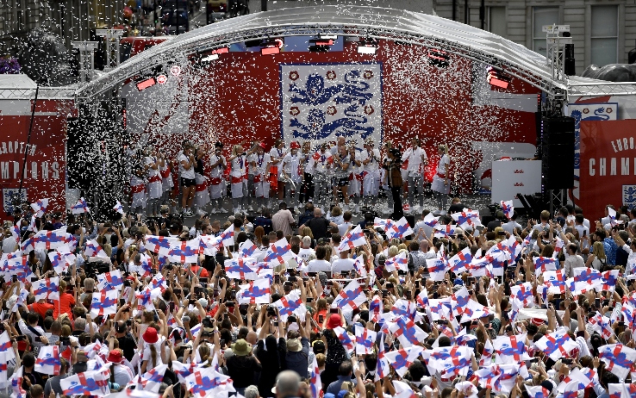 Inghilterra in festa per le Leonesse: in migliaia i tifosi a Trafalgar Square Inghilterra in festa per le Leonesse: in migliaia i tifosi a Trafalgar Square
